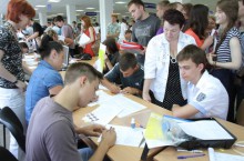 Из-за сбоя в электронной базе по всей Украине не могут принять документы для поступления