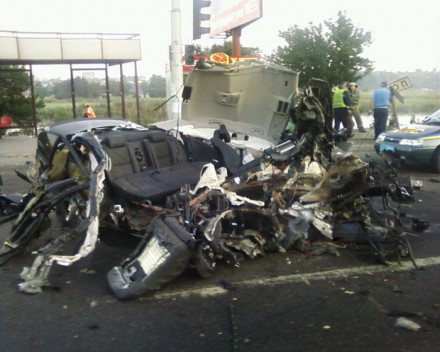 В Донецкой области иномарка превратилась в груду металла