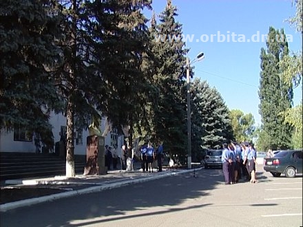 В Красноармейске открыли мемориальную доску в память о погибшем милиционере (ФОТО) В Красноармейске открыли мемориальную доску в память о погибшем милиционере (ФОТО)