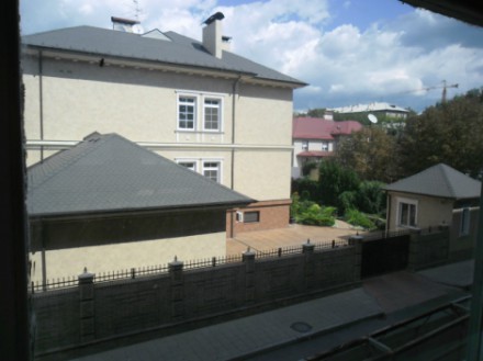 В Донецке владелец особняка ради горного пейзажа завесил стену института плакатом В Донецке владелец особняка ради горного пейзажа завесил стену института плакатом