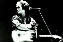 Сегодня - Годовщина гибели Виктора Цоя Сегодня - Годовщина гибели Виктора Цоя