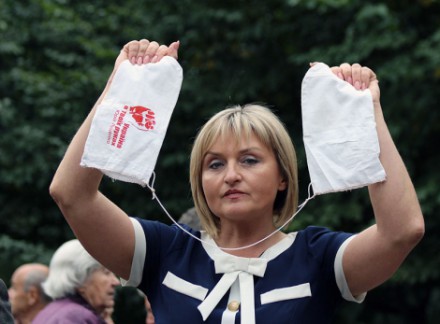 Жена Юрия Луценко презентовала рукавицы, сшитые ее мужем в колонии