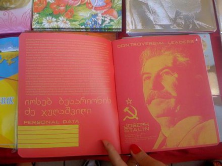 Донецкие школьные прилавки заполонили дневники со Сталиным