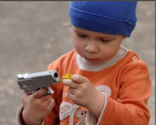 В Доброполье 3-летний малыш самостоятельно отправился к матери на работу