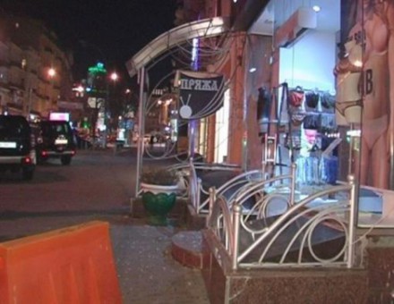 В Киеве неизвестные обстреляли магазин и кофейню В Киеве неизвестные обстреляли магазин и кофейню