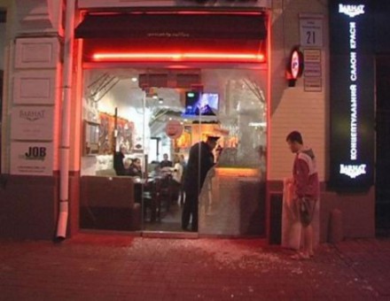 В Киеве неизвестные обстреляли магазин и кофейню