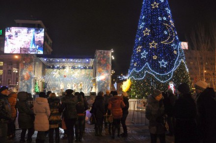 В Донецке зажглась главная елка города
