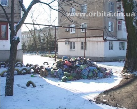 Жителям Родинского под окна выгрузили горы мусора