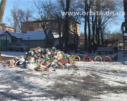 Жителям Родинского под окна выгрузили горы мусора