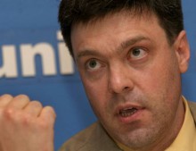 "Свободовец" Тягнибок срезал секцию забора возле Рады