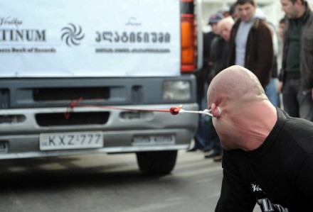 Грузинский спортсмен сдвинул грузовик с помощью уха