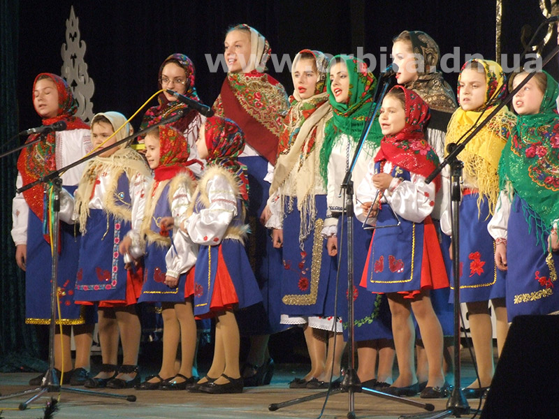 Веселые колядки придали празднику народный колорит