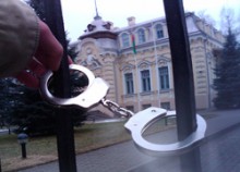 Трое оппозиционеров приковали себя к забору у здания Администрации президента