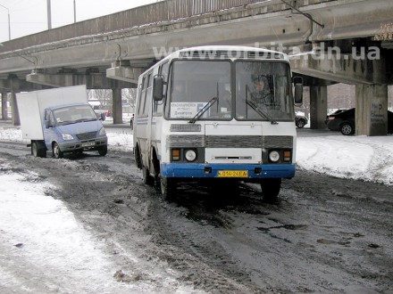 По улице Шмидта в районе димитровского моста образовались огромные намерзания и ухабы, из-за чего многим водителям приходится выезжать на обочину.