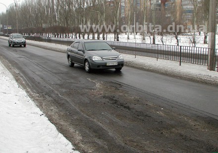 Зимнее содержание улицы Днепропетровской практически не вызывает нареканий у водителей – магистраль полностью расчищена. Чего не скажешь о состоянии одного из участков дороги в районе управляемого перекрестка. Из-за образовавшихся ухабов водителям приходится перестраиваться не на свою полосу, при этом грубо нарушая ПДД и создавая аварийные ситуации.