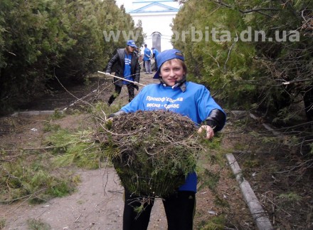 Студенты не только креативны, но и физически активны. На субботнике в селе Красное