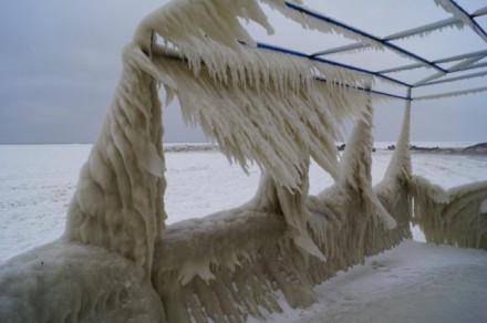 Павильон на пляже Азовского моря превратился в удивительный ледяной замок