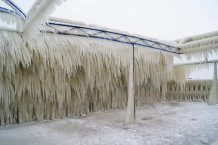 Павильон на пляже Азовского моря превратился в удивительный ледяной замок
