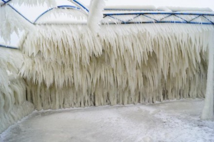 Павильон на пляже Азовского моря превратился в удивительный ледяной замок