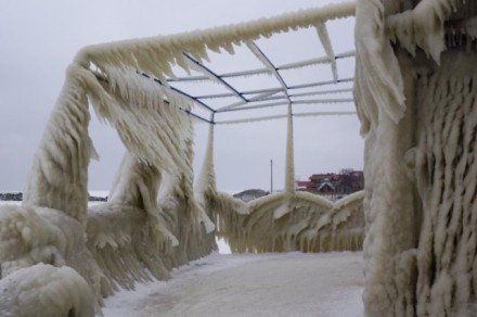 Павильон на пляже Азовского моря превратился в удивительный ледяной замок