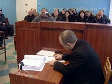 Сегодня, 25 января, в Добропольском горрайонном суде продолжились слушания по делу красноармейского городского головы Андрея Ляшенко, директора КП «Управление городского хозяйства» Дмитрия Рынди и местного предпринимателя Олега Лисакова. Заседание суда по обыкновению началось с двухчасовым опозданием, а продлилось всего полчаса.