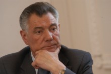 Экс-мэр Киева Омельченко въехал в центре Киева в забор