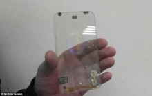 Тайваньская компания Polytron Technologies готовит головокружительный скачок в мобильных технологиях, всерьез заявляя о выпуске прозрачного мобильного телефона. Полностью прозрачный смартфон сможет увидеть мир уже в конце нынешнего года. В данный момент компания уже патентует прозрачный мульти-тач. В качестве прототипа устройства компания использует собственную разработку под названием Switchable Glass technology, сообщает FederalPost со ссылкой на Mobile Geeks. Читайте: Дизайнеры показали концепт полностью прозрачного iPad (фото, видео) Отметим, она стала возможной благодаря использованию OLED-проводящих молекул жидких кристаллов получения изображения на экране. Когда телефон выключен молекулы соединяются и образуют молочного оттенка арт-композицию, однако, при включении экрана они перестраиваются, чтобы сформировать текст, значки и другие изображения. Электрический ток, для подсоединения устройств телефона между собой, будет пропускаться посредством прозрачных проводов. Mobile Geeks Когда разработка будет закончена, телефон получит двусторонний сенсорный дисплей – с передней и задней стороны "Хочу вас заверить, что эта наша умопомрачительная новинка появится на прилавках мировых магазинов чуть ближе к концу 2013 года. Вы уж мне поверьте", - заявил генеральный менеджер компании Polytron Сэм Ю. Читайте: Apple планирует выпустить "умные" часы с изогнутым экраном Впрочем, устройство по-прежнему имеет некоторые части, которые не являются прозрачными, в том числе карты SD и SIM-карты. Микрофон, камера, и зарядная батарея также являются видимыми, и будут скрыты за темной стеклянной крышкой, когда модель будет запущена в производство. По словам Сэма Ю, когда разработка будет закончена, телефон получит двусторонний сенсорный дисплей – с передней и задней стороны. В то же время, у прототипа до сих пор нет какого-либо программного обеспечения или операционной системы. Но производители смартфона уверены, что за право разместить на устройстве свою операционную систему могут побороться такие гиганты как Google, Microsoft и др. Больше читайте здесь: http://ru.tsn.ua/nauka_it/tayvancy-udivyat-mir-prozrachnym-smartfonom-uzhe-v-etom-godu-video-292468.html