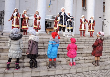 За январь-февраль 2013 года поднадзорных предприятиях Донецкой области было травмировано 482 работника. Это на 178 человек меньше, чем за аналогичный период прошлого года. Об этом сообщил заместитель начальника теруправления Госгорпромнадзора в Донецкой области Вахтанги Миминошвили.   По его словам, по сравнению с прошлым годом уменьшилось и количество случаев производственного травматизма со смертельным исходом: с 36 до 23 человек.   "С начала 2013 года снижение смертельного травматизма наблюдается на предприятиях угольной, металлургической и перерабатывающей промышленностей, а также в машиностроении, энергетике и сельском хозяйстве", - констатировал В. Миминошвили.