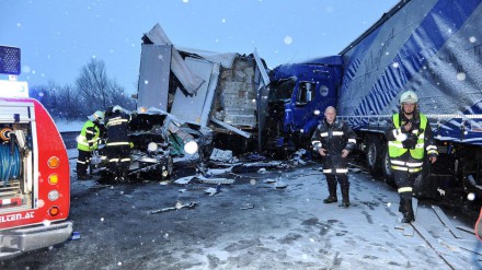 В Австрии на загородном шоссе столкнулись 100 машин