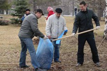 Работники Родинского исполкома провели субботник