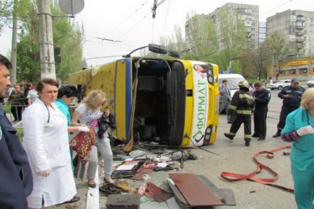 В Мариуполе перевернулся пассажирский автобус. 25 пострадавших