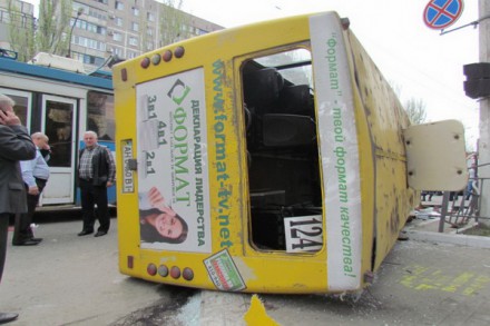 В Мариуполе перевернулся пассажирский автобус. 25 пострадавших