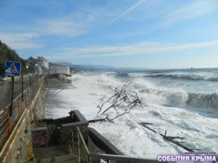 В Алуште штормовые волны разгромили набережную