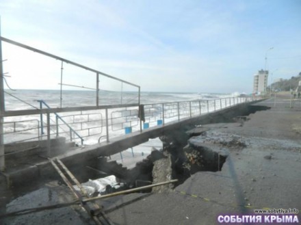В Алуште штормовые волны разгромили набережную