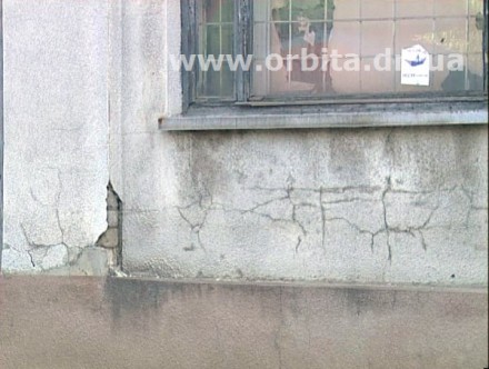 На головы красноармейчан в центре города сыплется штукатурка