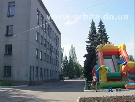 На головы красноармейчан в центре города сыплется штукатурка
