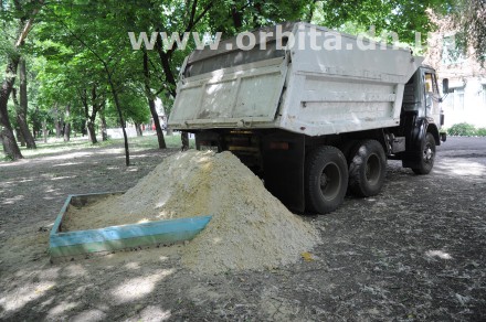 Динасовские регионалы порадовали детей песком