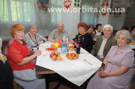 Ветеранов ВОВ динасового поселка поздравили с Днем Победы (ФОТО)