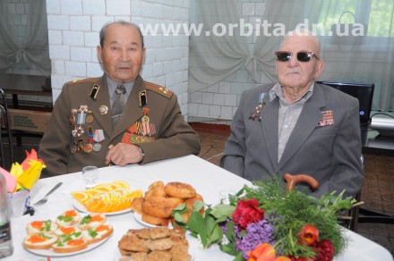 Ветеранов ВОВ динасового поселка поздравили с Днем Победы (ФОТО)