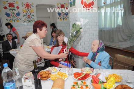 Ветеранов ВОВ динасового поселка поздравили с Днем Победы (ФОТО)