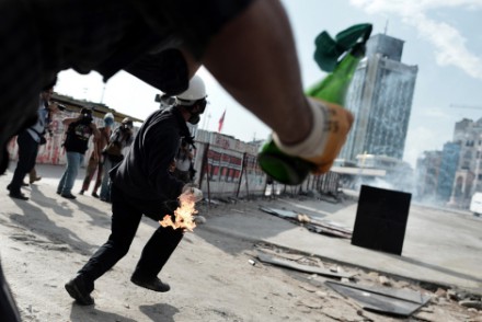 В Турции полиция вновь применила газ и водометы против демонстрантов