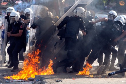 В Турции полиция вновь применила газ и водометы против демонстрантов