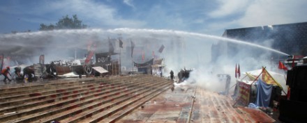 В Турции полиция вновь применила газ и водометы против демонстрантов