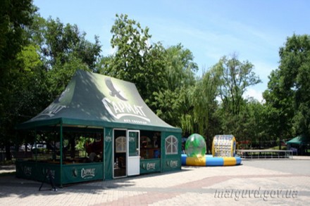 В Донецкой области находчивые предприниматели устанавливают ларьки на детских площадках (ФОТО)