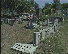 От рук вандалов на кладбище «Степное» в Димитрове пострадало 4 памятника и 2 ограждения