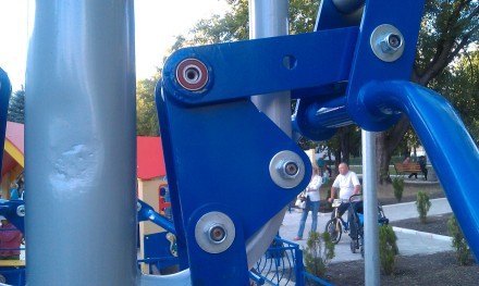 Новой детской площадке в Красноармейске пришлось выдержать недетские нагрузки