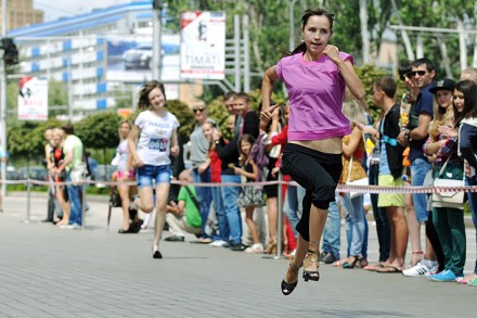 Дончанки пробежали 100-метровку на шпильках