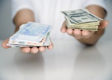 Украинские банки начали принудительно менять валютные переводы на гривны
