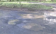 В м-не «Лазурный» новый асфальт «смывает» дождями