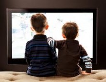 Двое детей остаются без присмотра, пока их мать работает по 12 часов 